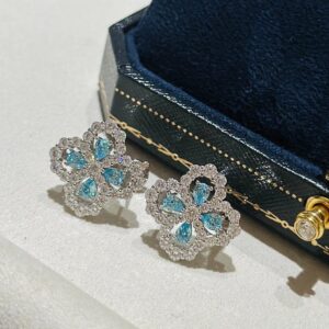 925 Sterling Silver Blue Stone Loop Clover Necklace Close Up