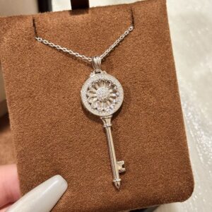 925 Sterling Silver Daisy Necklace Close Up