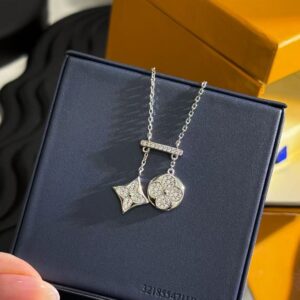 925 Sterling Silver Double Clover Necklace Close Up