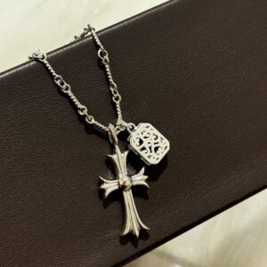 925 Sterling Silver Emerald Stone Cross Necklace Detail
