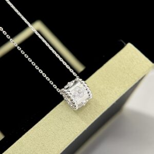 925 Sterling Silver Kaleidoscope Clover Necklace Detail