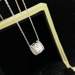 925 Sterling Silver Kaleidoscope Clover Necklace Close Up