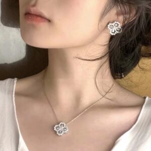 925 Sterling Silver Loop Clover Necklace Detail