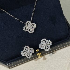 925 Sterling Silver Loop Clover Necklace Jewelry Display