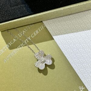 925 Sterling Silver Trefoil Clover Necklace Detail