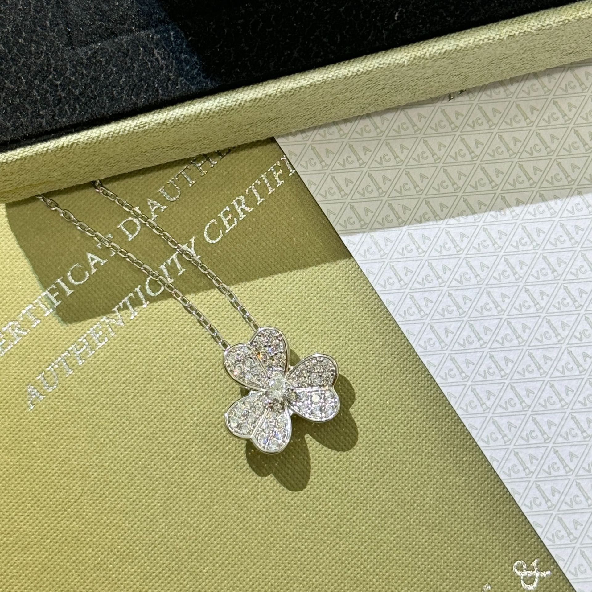 925 Sterling Silver Trefoil Clover Necklace