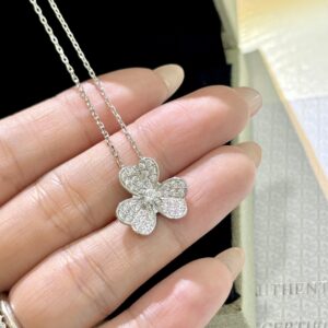 925 Sterling Silver Trefoil Clover Necklace Close Up