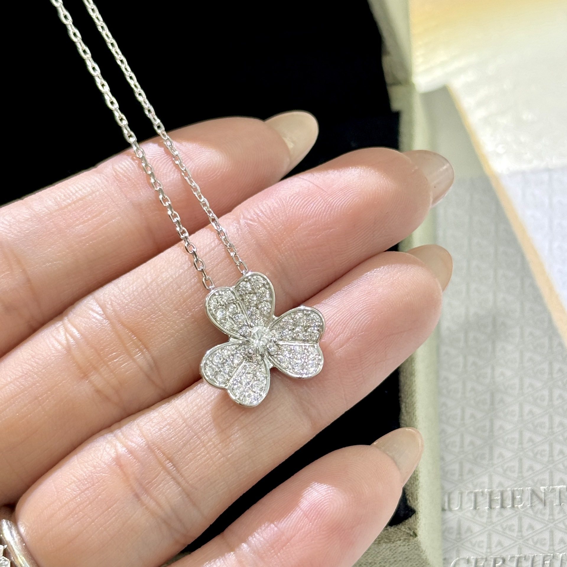 925 Sterling Silver Trefoil Clover Necklace