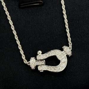 925 Sterling Silver Twist Chain Horseshoe Necklace Close Up