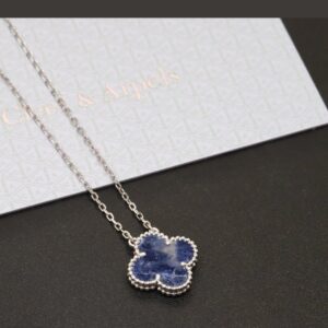 925 Sterling Silver Blue Clover Necklace Detail