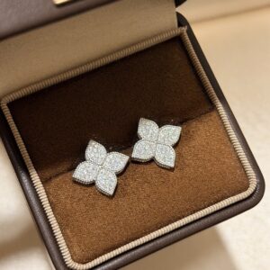925 Sterling Silver Full Pave Clover Stud Earrings Detail