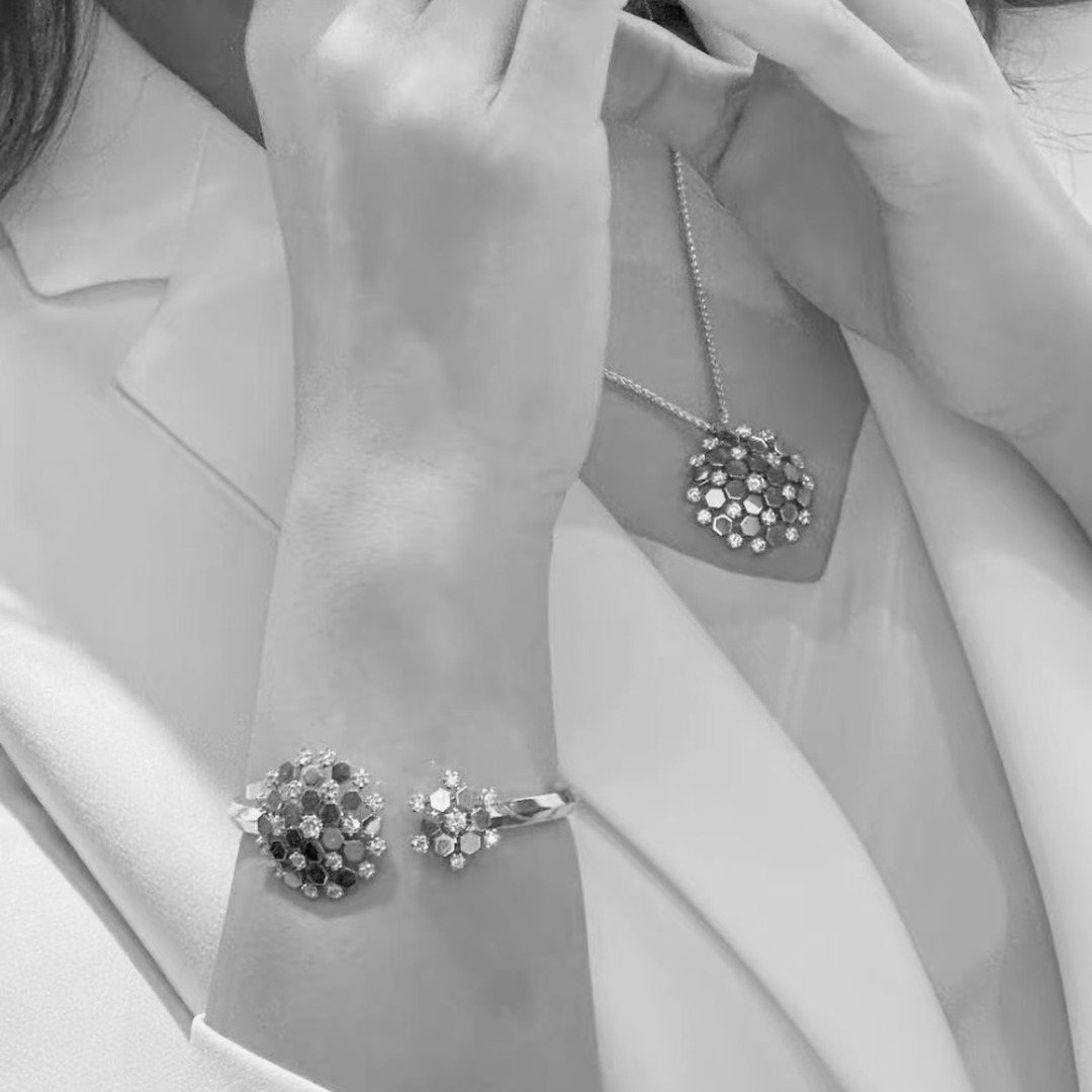 925 Sterling Silver Honeycomb Snowflake Open Bangle 925 Sterling Silver Honeycomb Snowflake Open Bangle