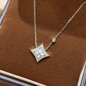 925 Sterling Silver Mother of Pearl Clover Necklace Detail