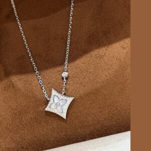 925 Sterling Silver Mother of Pearl Clover Necklace Close Up