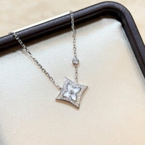 925 Sterling Silver Mother of Pearl Clover Necklace Jewelry Display