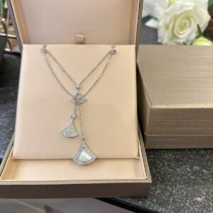 925 Sterling Silver Mother of Pearl Fan Shape Necklace Detail