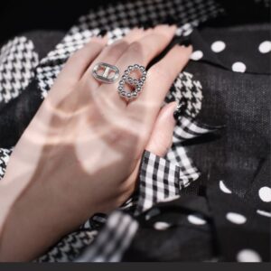 925 Sterling Silver Oval Link Open Ring Close Up