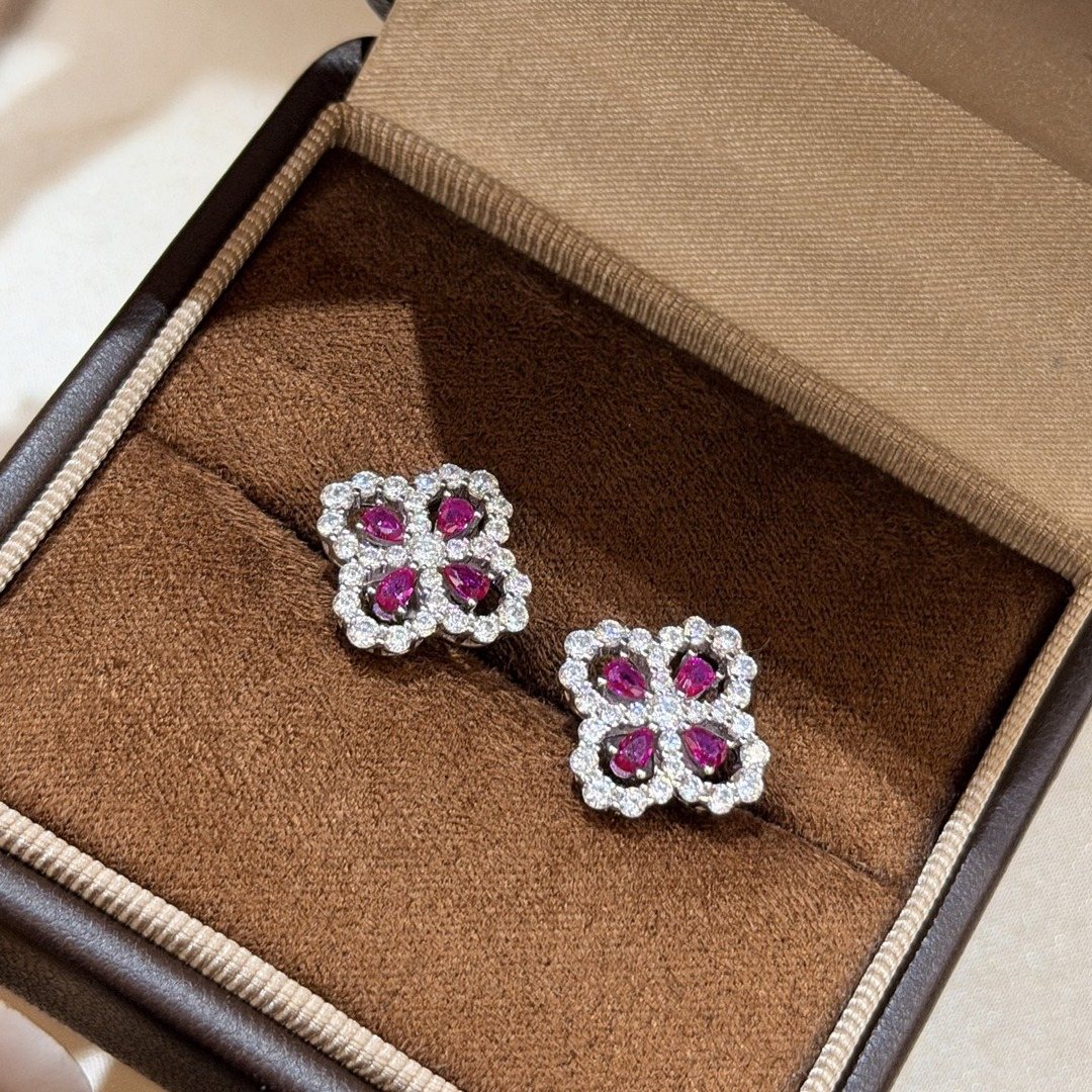 925 Sterling Silver Pave Clover Stud Earrings 925 Sterling Silver Pave Clover Stud Earrings