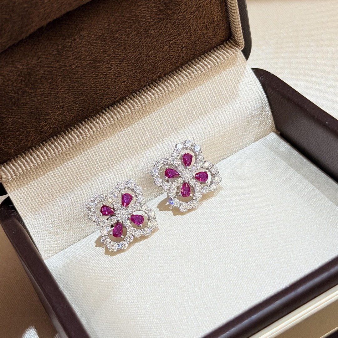 925 Sterling Silver Pave Clover Stud Earrings 925 Sterling Silver Pave Clover Stud Earrings