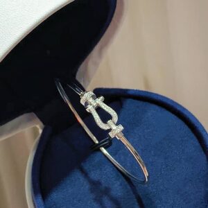 925 Sterling Silver Pave Horsebit Bangle Detail