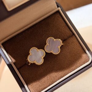 925 Sterling Silver Purple Clover Stud Earrings Detail