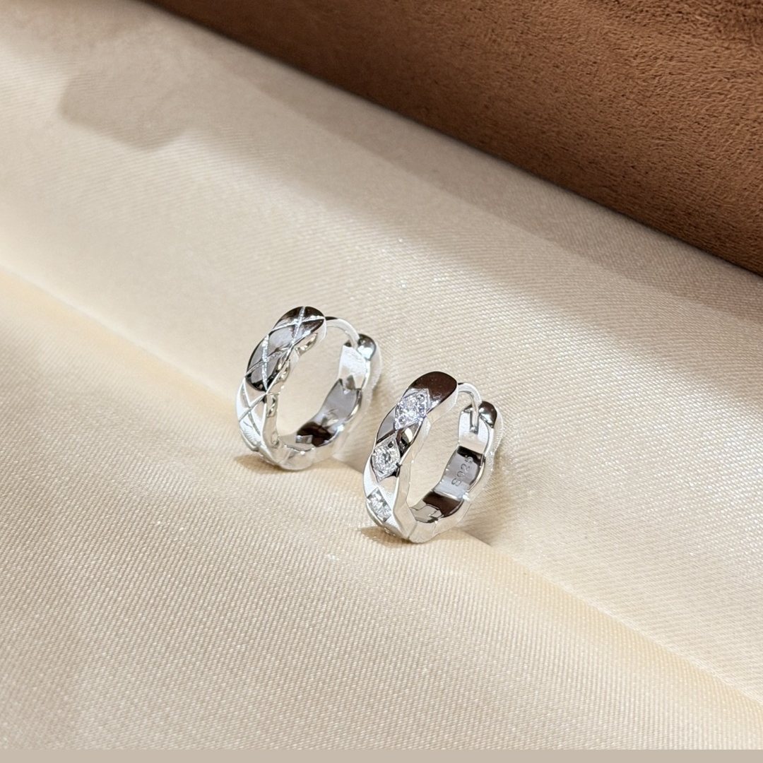 925 Sterling Silver Quilted Stud Earrings 925 Sterling Silver Quilted Stud Earrings