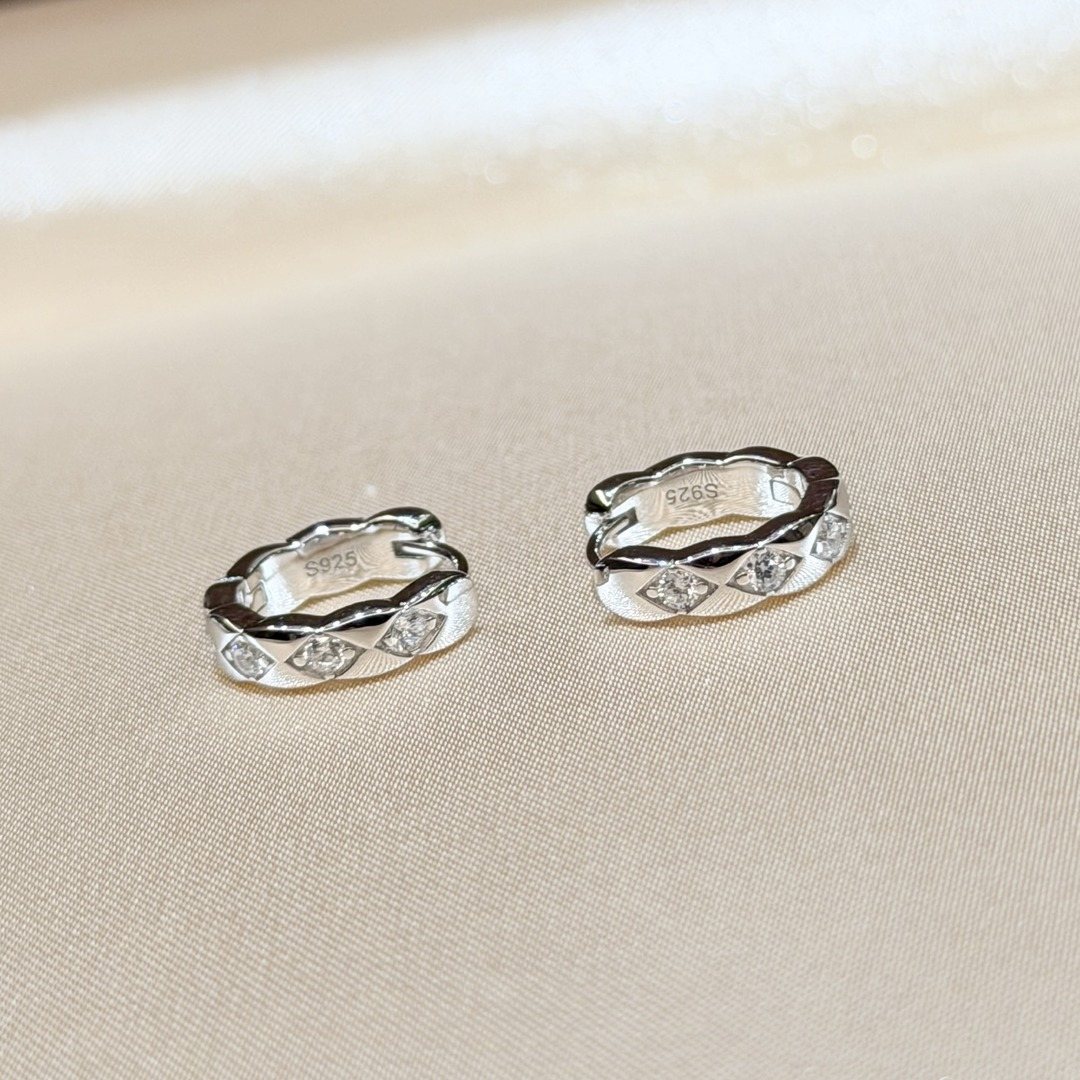 925 Sterling Silver Quilted Stud Earrings 925 Sterling Silver Quilted Stud Earrings