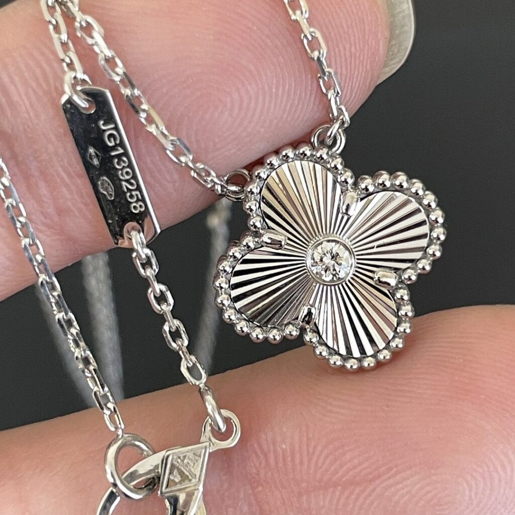 925 Sterling Silver Ribbed Clover Pendant Necklace Wholesale