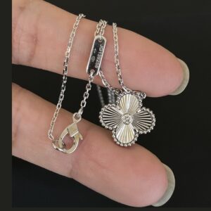 925 Sterling Silver Ribbed Clover Pendant Necklace Detail