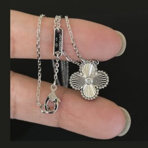 925 Sterling Silver Ribbed Clover Pendant Necklace Jewelry Display