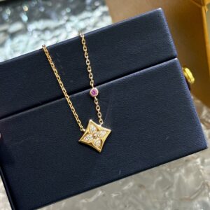 925 Sterling Silver Single Stone Clover Necklace Close Up