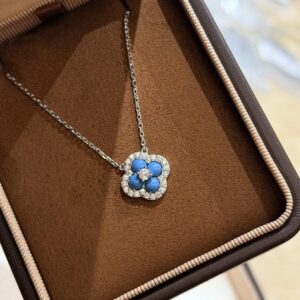 925 Sterling Silver Turquoise Clover Necklace Jewelry Display