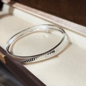 Gold Plated 925 Sterling Silver Minimal Bangle Detail