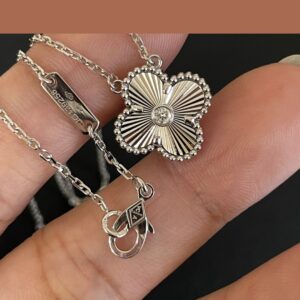 Two Tone 925 Sterling Silver Ribbed Clover Necklace Detail