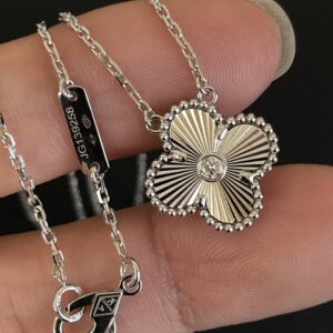 Two Tone 925 Sterling Silver Ribbed Clover Necklace Close Up